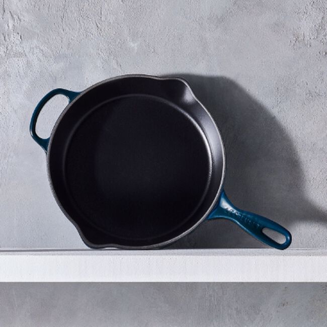 Le Creuset Cast Iron Signature Skillet 26cm NuitNuit image number 5